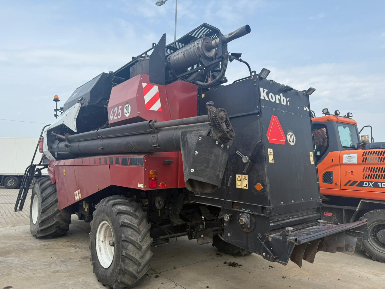 ROSTSELMASH VECTOR 425 RSM-101 grain harvester + Header 5 m + rapeseed harvesting extension / 2300 MTH - Kombain: pilt 2 ROSTSELMASH VECTOR 425 RSM-101 grain harvester + Header 5 m + rapeseed harvesting extension / 2300 MTH - Kombain: pilt 2