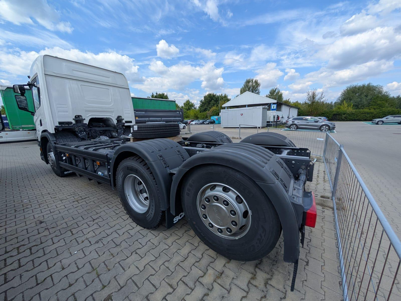 SCANIA P 340 B6x2*4NA / chassis frame / steering axle / CNG / large cab / 8 units - Kabiinišassiiga veoauto: pilt 3 SCANIA P 340 B6x2*4NA / chassis frame / steering axle / CNG / large cab / 8 units - Kabiinišassiiga veoauto: pilt 3