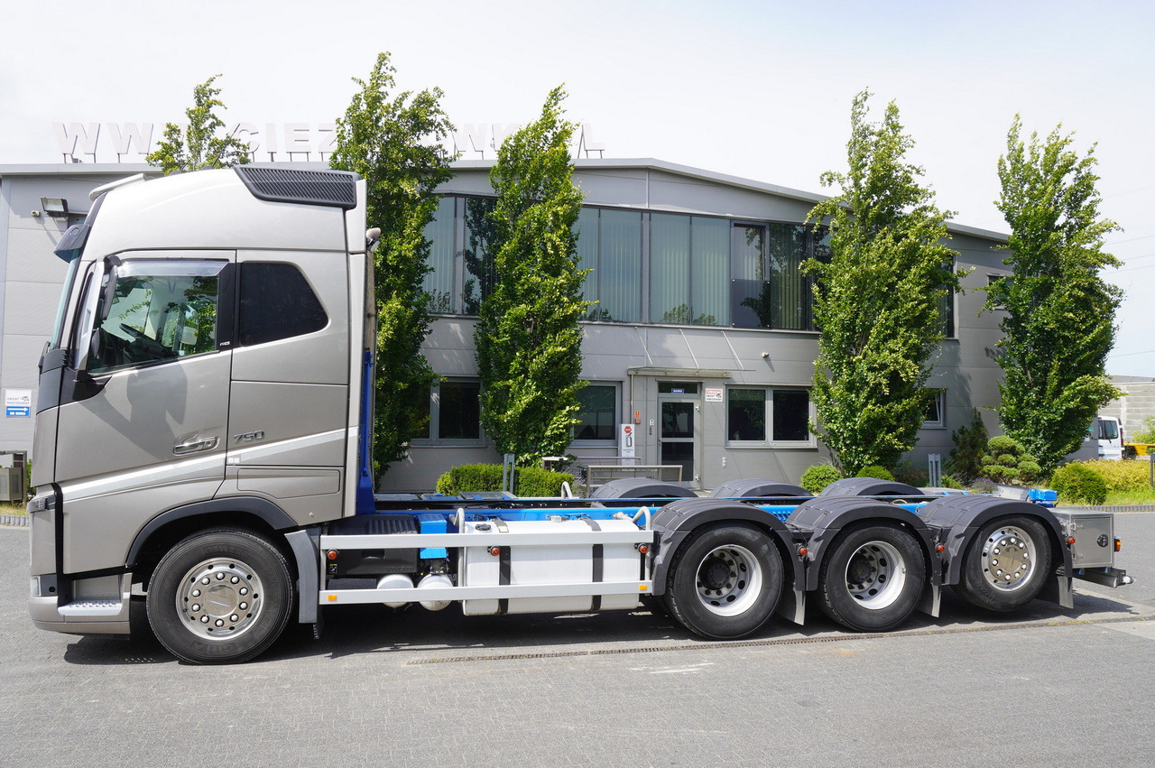 VOLVO FH16 750 8x4x4 / 750 HP! / Frame 685 cm / Steered 4th axle - Kraanaga veoauto: pilt 3 VOLVO FH16 750 8x4x4 / 750 HP! / Frame 685 cm / Steered 4th axle - Kraanaga veoauto: pilt 3