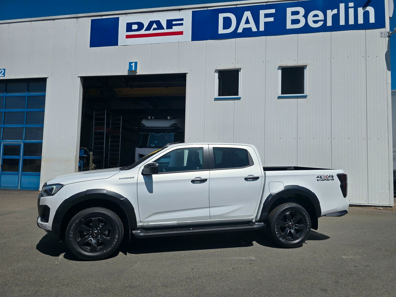 Isuzu D-Max V-Cross Dolomite Weiß Metallic - Maastur: pilt 1 Isuzu D-Max V-Cross Dolomite Weiß Metallic - Maastur: pilt 1