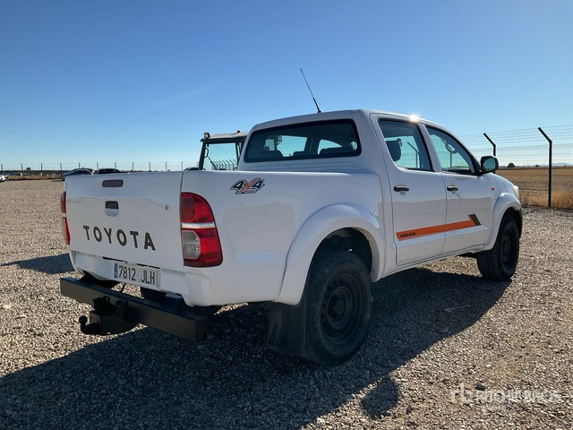 2015 Toyota Hilux 4x4 Crew Cab Pickup - Pikap: pilt 3 2015 Toyota Hilux 4x4 Crew Cab Pickup - Pikap: pilt 3