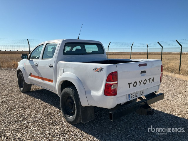 2015 Toyota Hilux 4x4 Crew Cab Pickup - Pikap: pilt 4 2015 Toyota Hilux 4x4 Crew Cab Pickup - Pikap: pilt 4