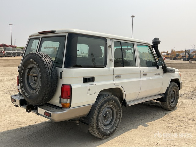 2011 Toyota Land Cruiser LX 76R 4x4 SUV - Maastur: pilt 3 2011 Toyota Land Cruiser LX 76R 4x4 SUV - Maastur: pilt 3