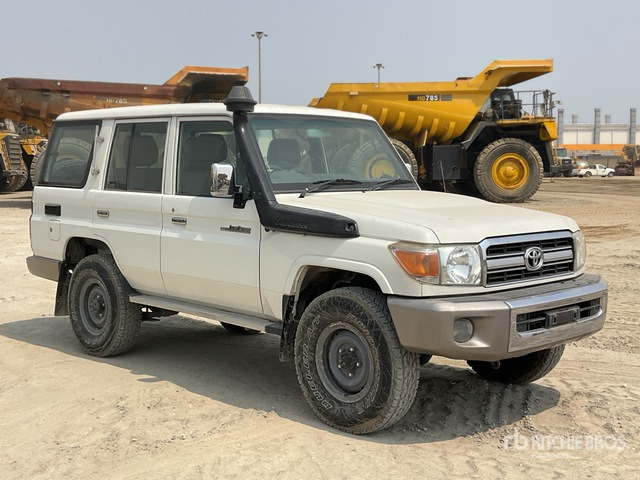 2011 Toyota Land Cruiser LX 76R 4x4 SUV - Maastur: pilt 1 2011 Toyota Land Cruiser LX 76R 4x4 SUV - Maastur: pilt 1