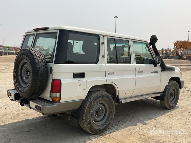 2011 Toyota Land Cruiser LX 76R 4x4 SUV - Maastur: pilt 4 2011 Toyota Land Cruiser LX 76R 4x4 SUV - Maastur: pilt 4