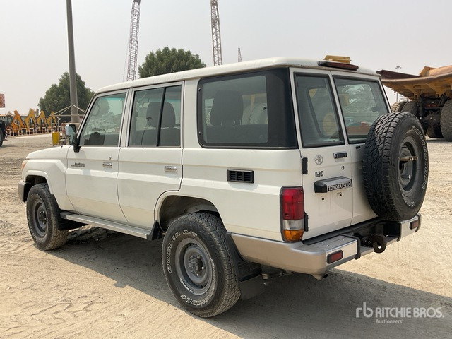 2011 Toyota Land Cruiser LX 76R 4x4 SUV - Maastur: pilt 4 2011 Toyota Land Cruiser LX 76R 4x4 SUV - Maastur: pilt 4