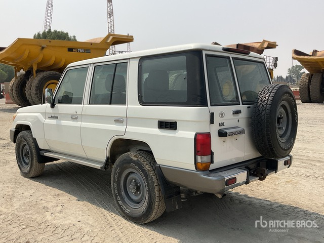 2011 Toyota Land Cruiser LX 76R 4x4 SUV - Maastur: pilt 3 2011 Toyota Land Cruiser LX 76R 4x4 SUV - Maastur: pilt 3