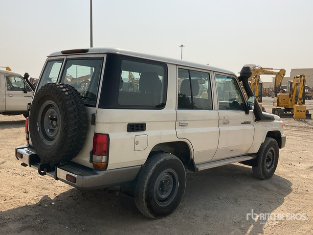 2014 Toyota Land Cruiser LX 76L 4x4 SUV - Maastur: pilt 3 2014 Toyota Land Cruiser LX 76L 4x4 SUV - Maastur: pilt 3