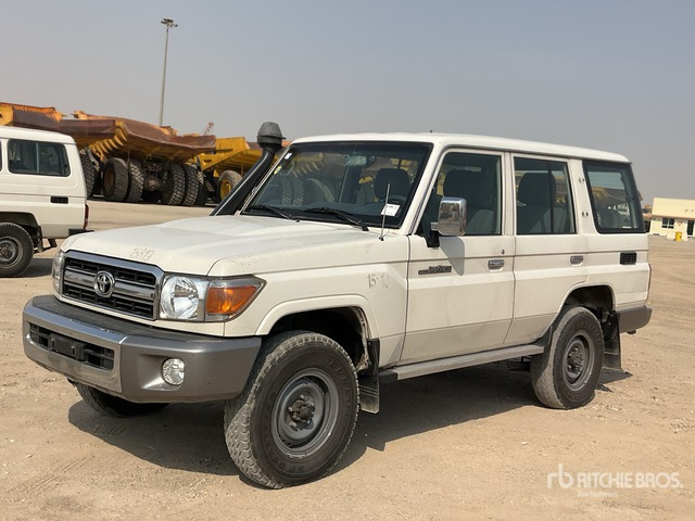 2014 Toyota Land Cruiser LX 76L 4x4 SUV - Maastur: pilt 2 2014 Toyota Land Cruiser LX 76L 4x4 SUV - Maastur: pilt 2