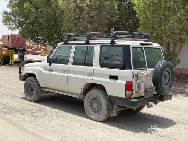 2018 Toyota Land Cruiser 76L 4x4 SUV - Maastur: pilt 3 2018 Toyota Land Cruiser 76L 4x4 SUV - Maastur: pilt 3