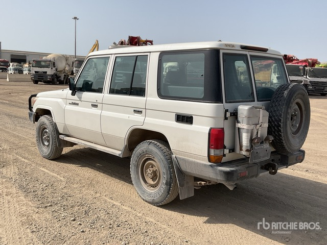 2019 Toyota Land Cruiser 76L 4x4 SUV - Maastur: pilt 3 2019 Toyota Land Cruiser 76L 4x4 SUV - Maastur: pilt 3