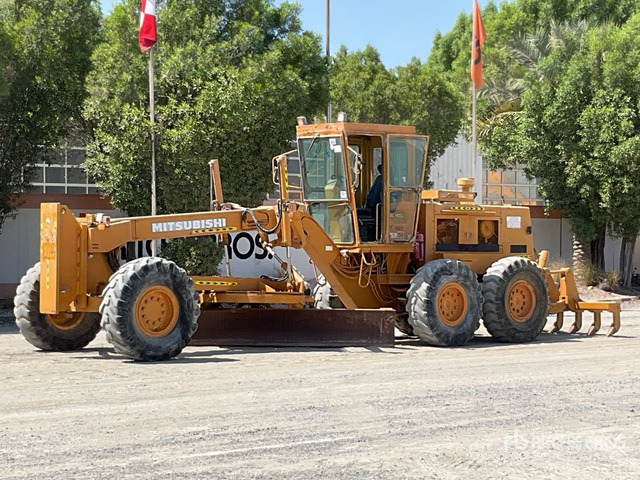 Mitsubishi MG730 Motor Grader - Hooldusniiduk/ Multšer: pilt 1 Mitsubishi MG730 Motor Grader - Hooldusniiduk/ Multšer: pilt 1
