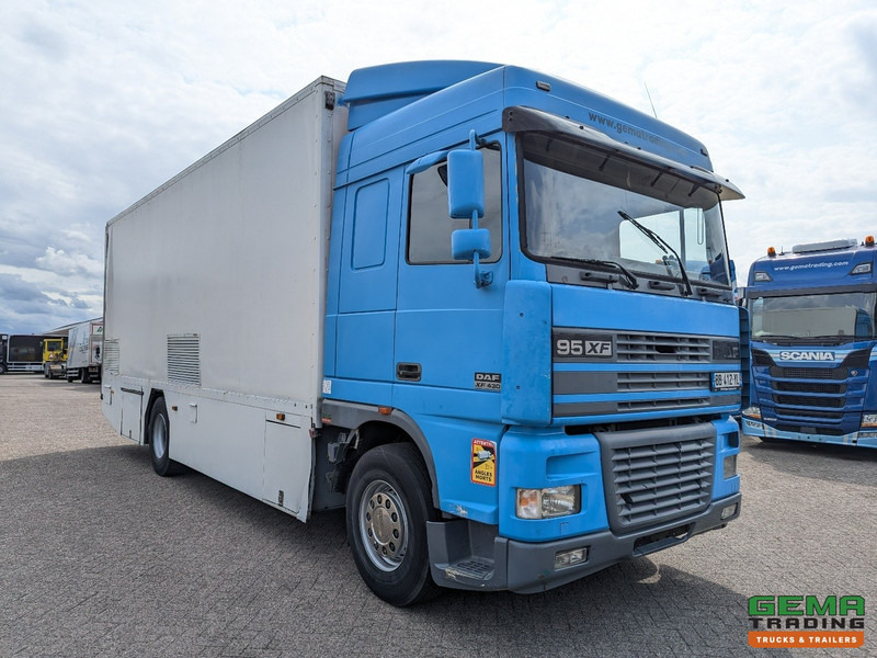 DAF XF95.430 4x2 Spacecab Euro2 - Retarder - Geslotenbak 7.7m - Handgeschakeld - Vangmuil - Kasti veoauto: pilt 2 DAF XF95.430 4x2 Spacecab Euro2 - Retarder - Geslotenbak 7.7m - Handgeschakeld - Vangmuil - Kasti veoauto: pilt 2