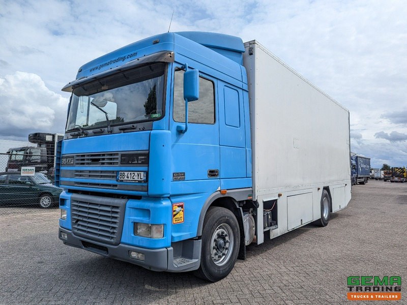 DAF XF95.430 4x2 Spacecab Euro2 - Retarder - Geslotenbak 7.7m - Handgeschakeld - Vangmuil - Kasti veoauto: pilt 1 DAF XF95.430 4x2 Spacecab Euro2 - Retarder - Geslotenbak 7.7m - Handgeschakeld - Vangmuil - Kasti veoauto: pilt 1