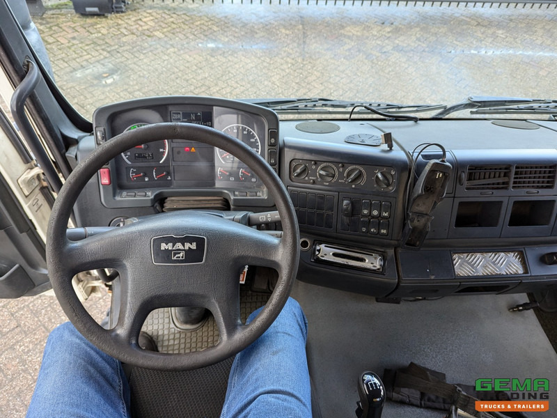 Interior photo 1: Sadulveok MAN TGA 18.410 4x2 LX Euro3 - MKG HLK225HP 4510KG - RadioGrafisch