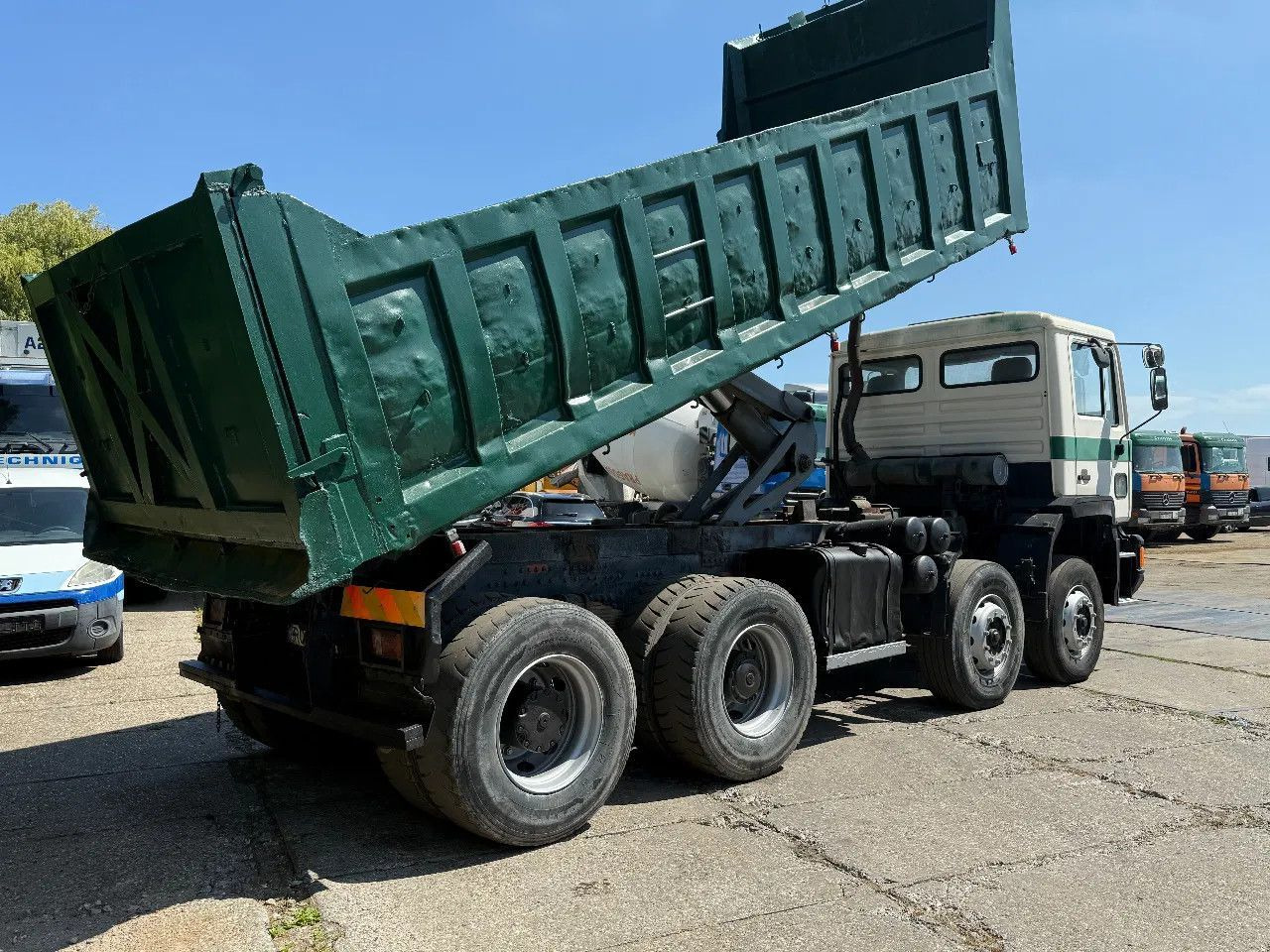 MAN 35.372 8X4 Tipper Spring/Spring ZF Manual Gear E - Kallurauto: pilt 4 MAN 35.372 8X4 Tipper Spring/Spring ZF Manual Gear E - Kallurauto: pilt 4