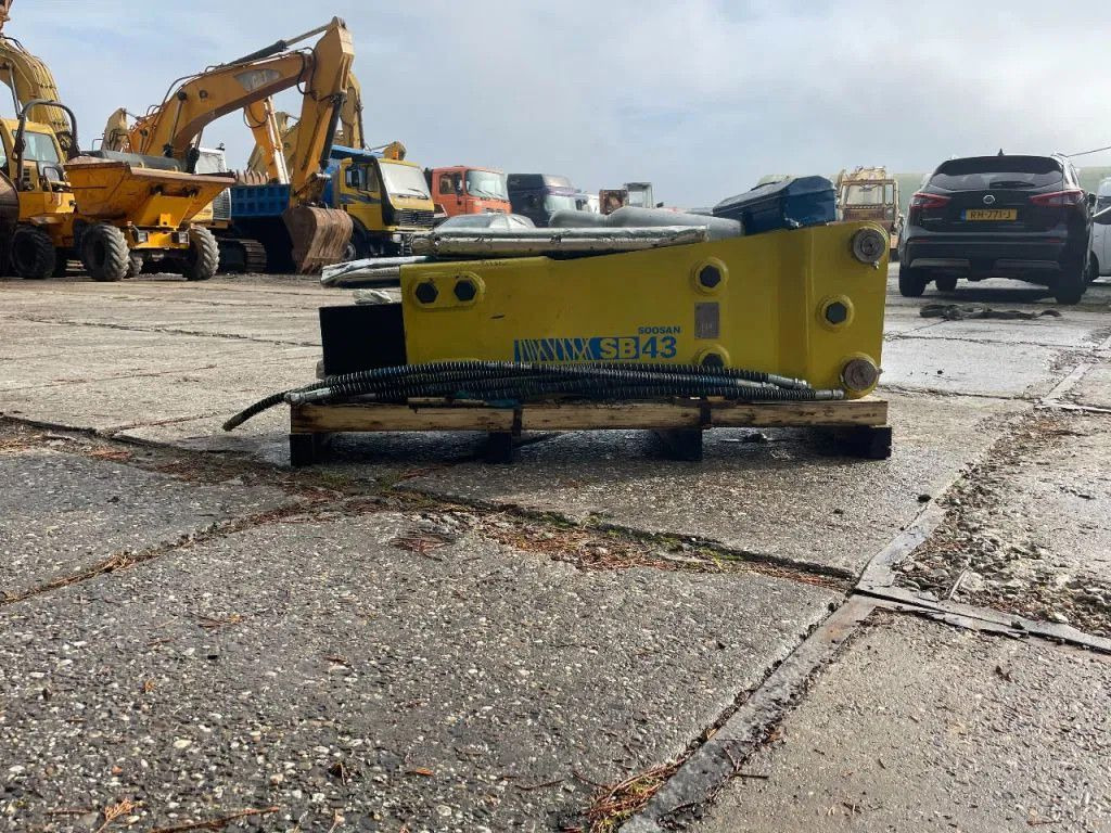 Soosan SB43 Hydraulic Breaker Soosan SB43 Hydraulic Breaker - Hüdrauliline haamer - Ehitusmasinad: pilt 3 Soosan SB43 Hydraulic Breaker Soosan SB43 Hydraulic Breaker - Hüdrauliline haamer - Ehitusmasinad: pilt 3