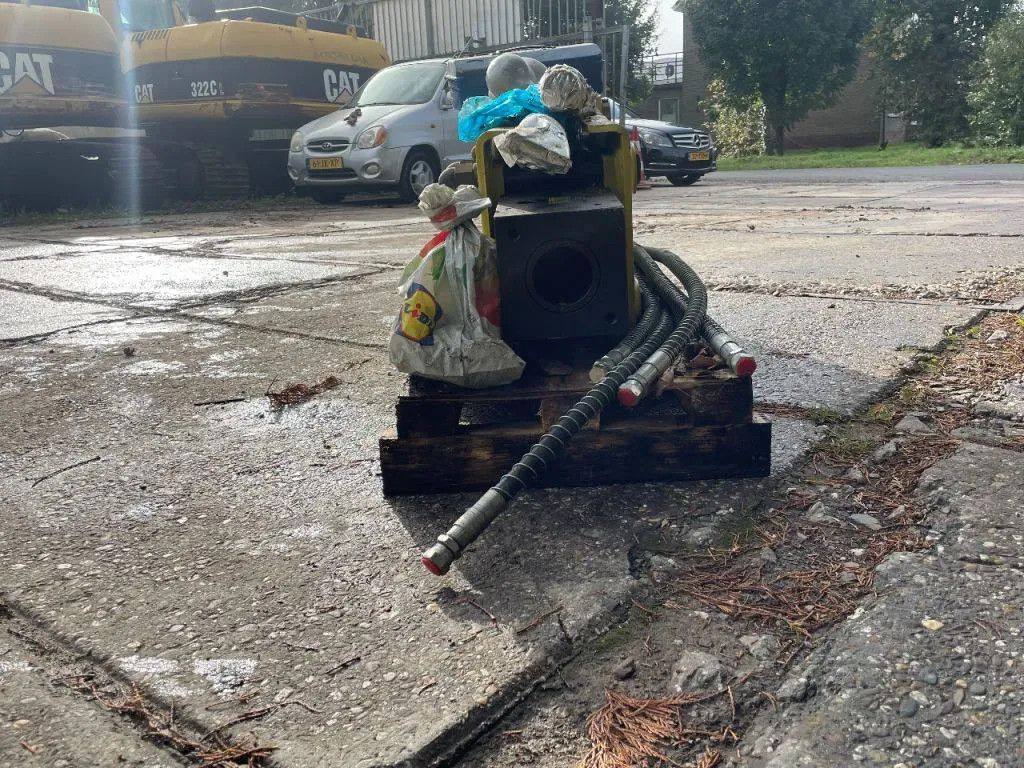 Soosan SB43 Hydraulic Breaker Soosan SB43 Hydraulic Breaker - Hüdrauliline haamer - Ehitusmasinad: pilt 4 Soosan SB43 Hydraulic Breaker Soosan SB43 Hydraulic Breaker - Hüdrauliline haamer - Ehitusmasinad: pilt 4
