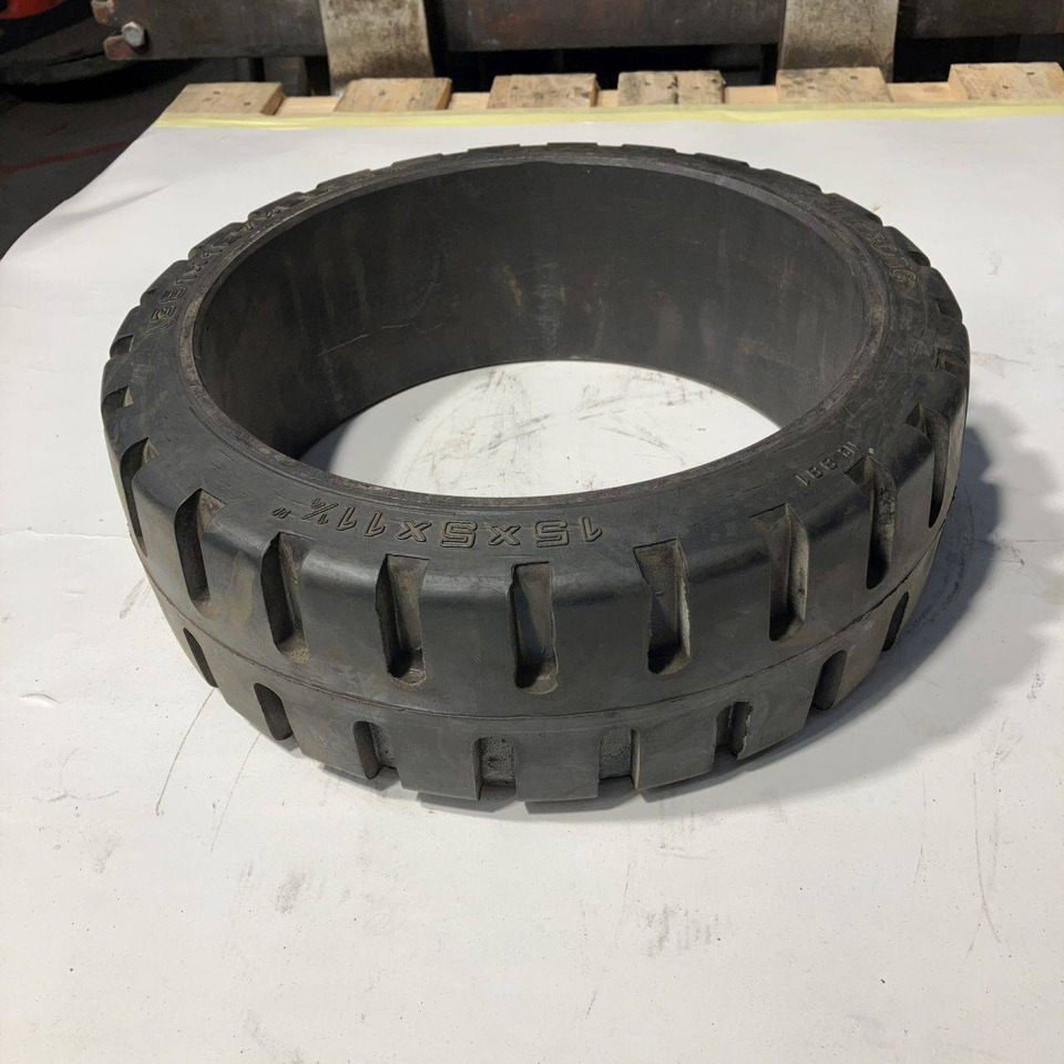 2X trelleborg 15x5x11 1/4 tyres - Rehv - Materjali käitlemise seade: pilt 2 2X trelleborg 15x5x11 1/4 tyres - Rehv - Materjali käitlemise seade: pilt 2
