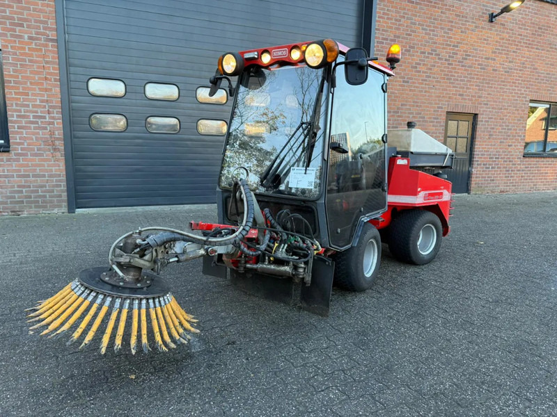 Nimos DM-Trac 205 OKB-70- Onkruidborstelmachine Werktuigendrager 4X Hydraulische functie - Tööstuslik kuivpühkimismasin: pilt 1 Nimos DM-Trac 205 OKB-70- Onkruidborstelmachine Werktuigendrager 4X Hydraulische functie - Tööstuslik kuivpühkimismasin: pilt 1