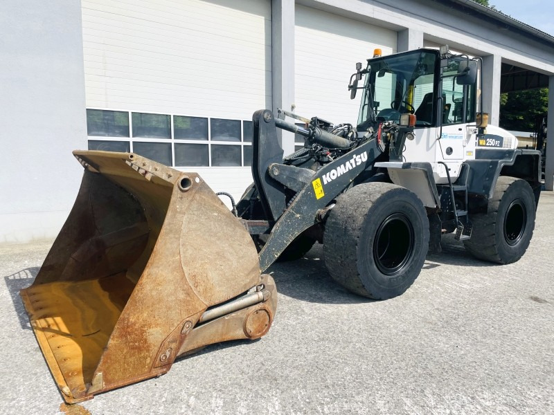 Komatsu WA250PZ-6 (3824) - Rataslaadur: pilt 3 Komatsu WA250PZ-6 (3824) - Rataslaadur: pilt 3