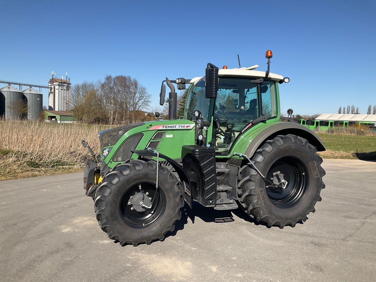 Fendt Vario 714 SCR Profi Plus - Traktor: pilt 1 Fendt Vario 714 SCR Profi Plus - Traktor: pilt 1