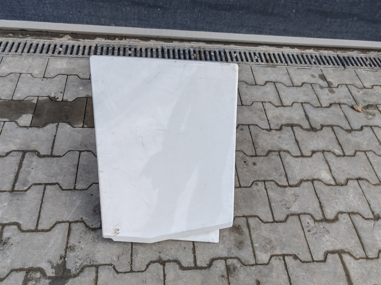 RENAULT RANGE T EURO 6 / HIGH CAB / LEFT SPOILER EXTENDER - Aerodünaamika/ Spoiler: pilt 2 RENAULT RANGE T EURO 6 / HIGH CAB / LEFT SPOILER EXTENDER - Aerodünaamika/ Spoiler: pilt 2