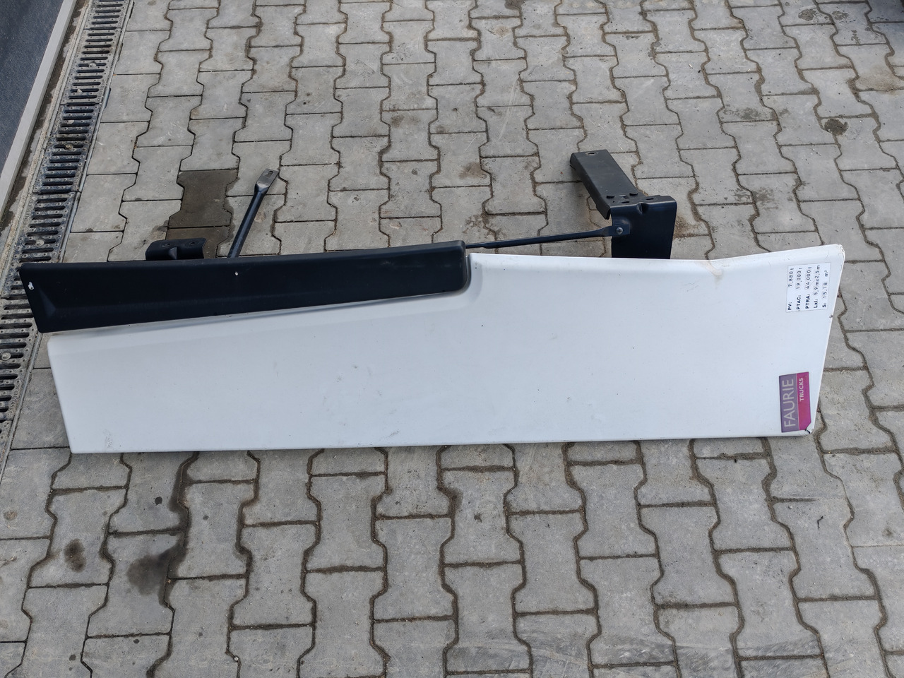 RENAULT RANGE T EURO 6 / HIGH CAB / RIGHT SPOILER - Aerodünaamika/ Spoiler: pilt 3 RENAULT RANGE T EURO 6 / HIGH CAB / RIGHT SPOILER - Aerodünaamika/ Spoiler: pilt 3