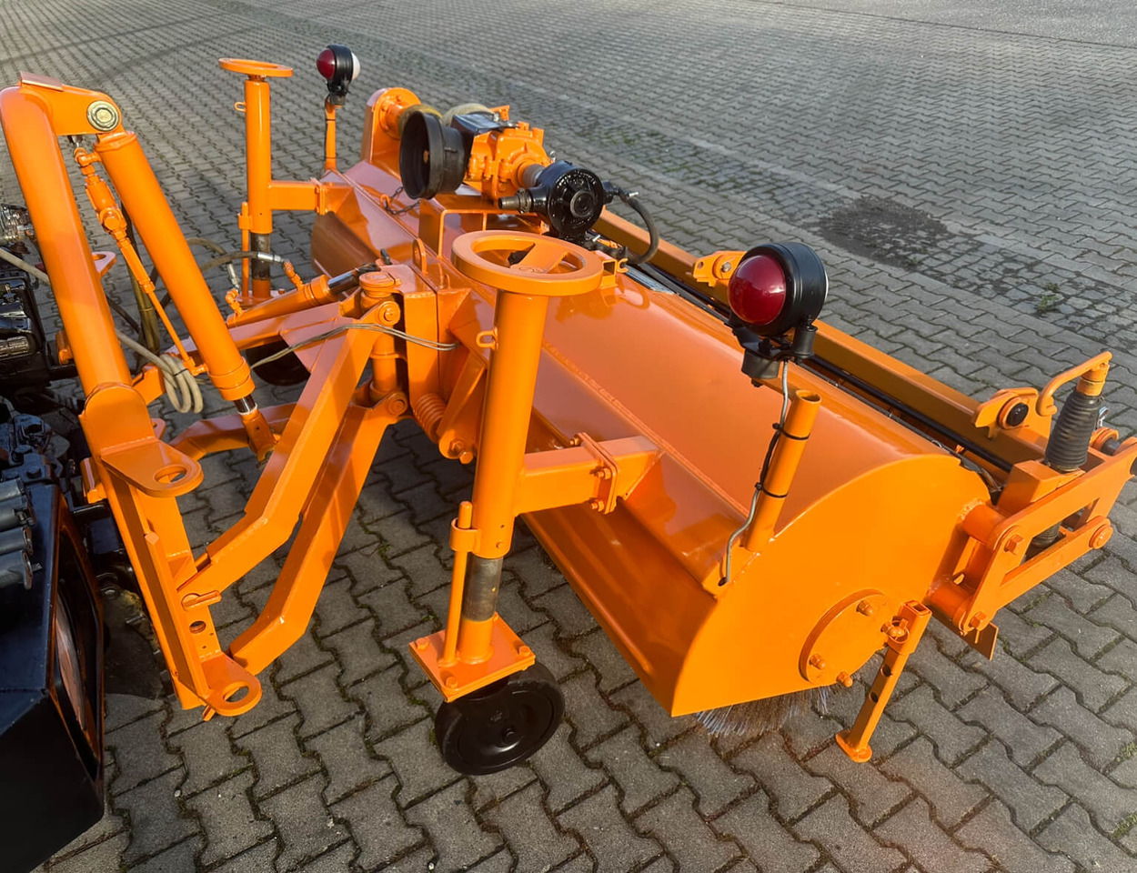Unimog Frontanbaukehrbesen Schmidt VKS4.2 - Hari: pilt 3 Unimog Frontanbaukehrbesen Schmidt VKS4.2 - Hari: pilt 3