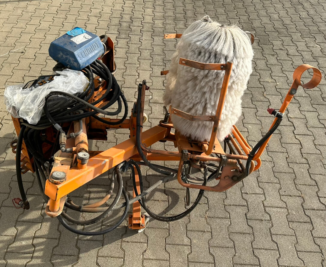 Unimog Leitpfostenwaschgerät Schmidt RPS-H - Hari: pilt 3 Unimog Leitpfostenwaschgerät Schmidt RPS-H - Hari: pilt 3