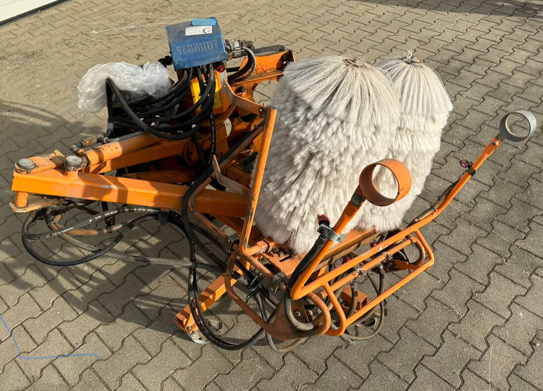 Unimog Leitpfostenwaschgerät Schmidt RPS-H - Hari: pilt 2 Unimog Leitpfostenwaschgerät Schmidt RPS-H - Hari: pilt 2