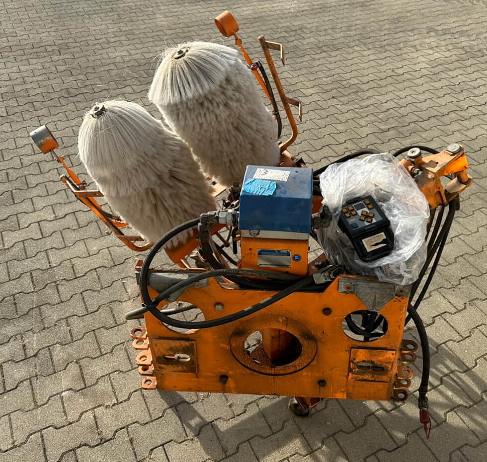 Unimog Leitpfostenwaschgerät Schmidt RPS-H - Hari: pilt 5 Unimog Leitpfostenwaschgerät Schmidt RPS-H - Hari: pilt 5