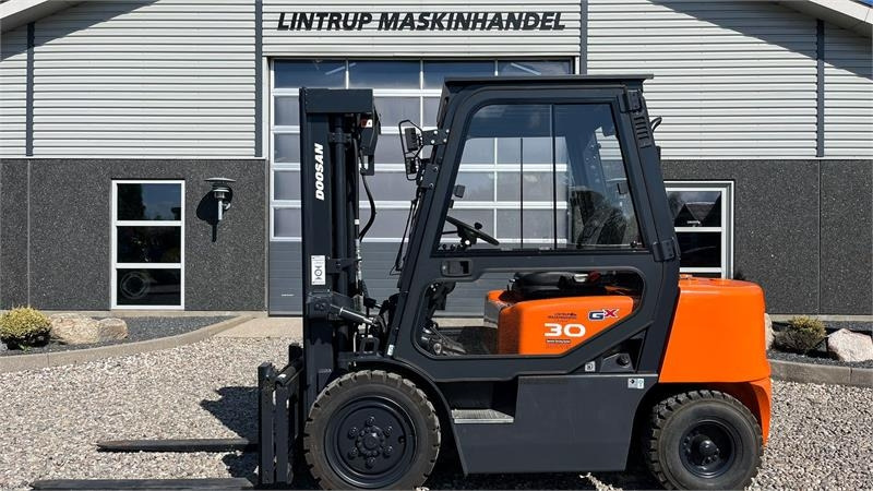Doosan D30 G med kabine og KUN 57 TIMER FRA NY, MED TIME - Diiseltõstuk: pilt 1 Doosan D30 G med kabine og KUN 57 TIMER FRA NY, MED TIME - Diiseltõstuk: pilt 1