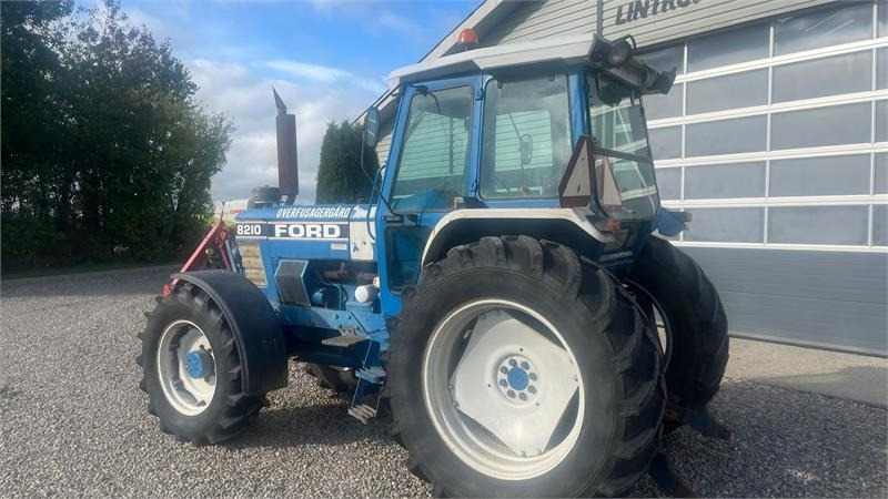 Ford 8210 Force II Med frontlift - Traktor: pilt 3 Ford 8210 Force II Med frontlift - Traktor: pilt 3