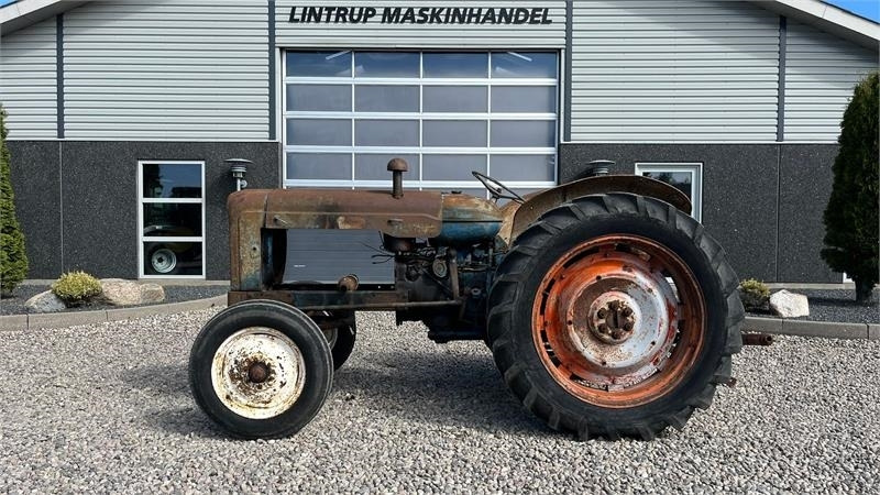 Fordson Major Motoren mangler, men mange god dele. - Traktor: pilt 1 Fordson Major Motoren mangler, men mange god dele. - Traktor: pilt 1