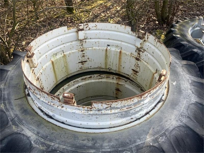 Goodyear 16,9 X 38 Hvide med ring og 5 Dual låse - Rehv - Põllutööseade: pilt 2 Goodyear 16,9 X 38 Hvide med ring og 5 Dual låse - Rehv - Põllutööseade: pilt 2