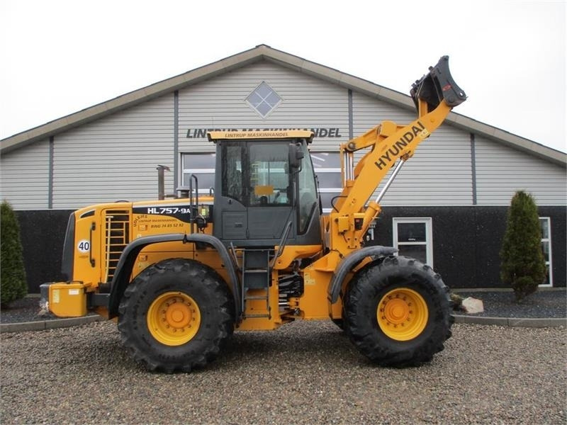 Hyundai 757-9A med 620/75R26 traktor hjul montering på - Rataslaadur: pilt 2 Hyundai 757-9A med 620/75R26 traktor hjul montering på - Rataslaadur: pilt 2