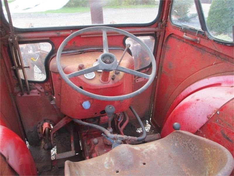 IH 276 Med frontlæsser - Traktor: pilt 5 IH 276 Med frontlæsser - Traktor: pilt 5