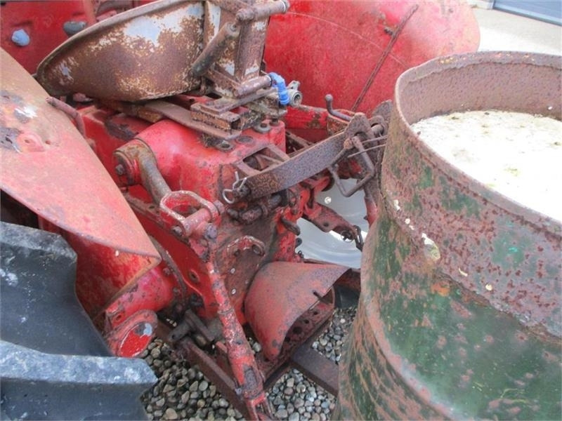 IH 276 Med frontlæsser - Traktor: pilt 4 IH 276 Med frontlæsser - Traktor: pilt 4