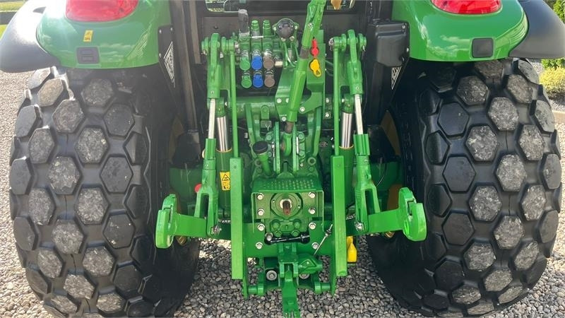 John Deere 5090 M Med græsdæk - Traktor: pilt 4 John Deere 5090 M Med græsdæk - Traktor: pilt 4