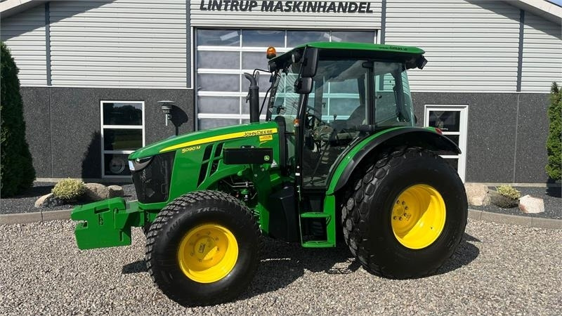 John Deere 5090 M Med græsdæk - Traktor: pilt 1 John Deere 5090 M Med græsdæk - Traktor: pilt 1