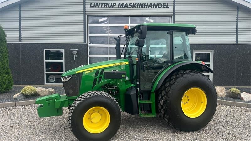 John Deere 5090 M Med græsdæk - Traktor: pilt 1 John Deere 5090 M Med græsdæk - Traktor: pilt 1