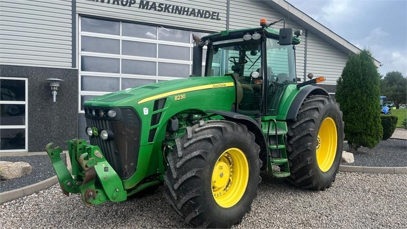 John Deere 8230 Med frontlift - Traktor: pilt 2 John Deere 8230 Med frontlift - Traktor: pilt 2