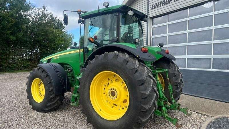 John Deere 8230 Med frontlift - Traktor: pilt 3 John Deere 8230 Med frontlift - Traktor: pilt 3