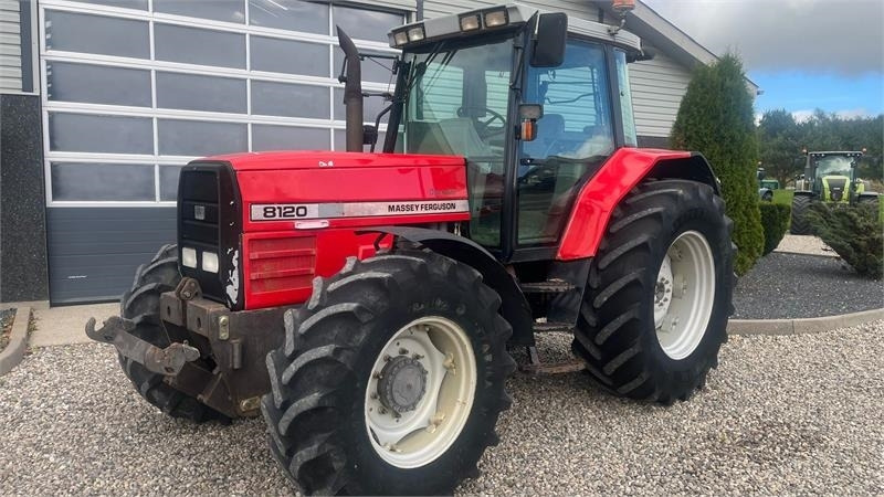 Massey Ferguson 8120 DYNA 4 Med frontlift - Traktor: pilt 2 Massey Ferguson 8120 DYNA 4 Med frontlift - Traktor: pilt 2