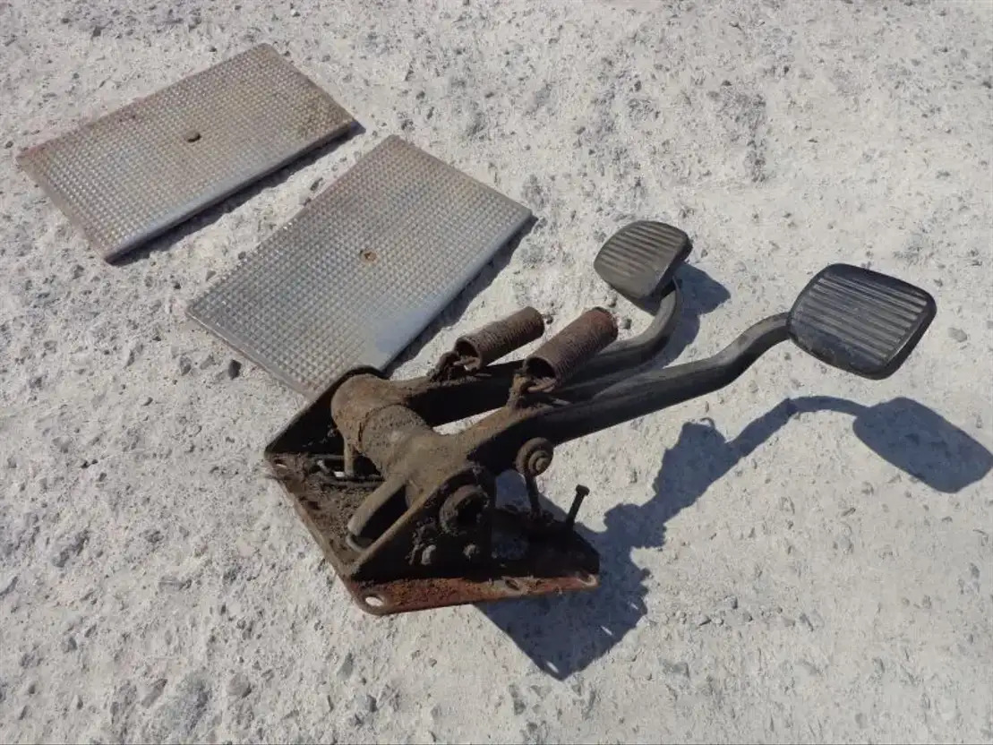 Scania Brake AND Clutch Pedal From Scania LB 0 AND LB1 Serie - Pedaal - Veoauto: pilt 4 Scania Brake AND Clutch Pedal From Scania LB 0 AND LB1 Serie - Pedaal - Veoauto: pilt 4