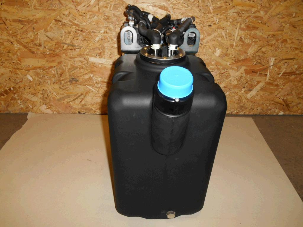 Caterpillar 3735561 - AdBlue paak - Ehitusmasinad: pilt 3 Caterpillar 3735561 - AdBlue paak - Ehitusmasinad: pilt 3