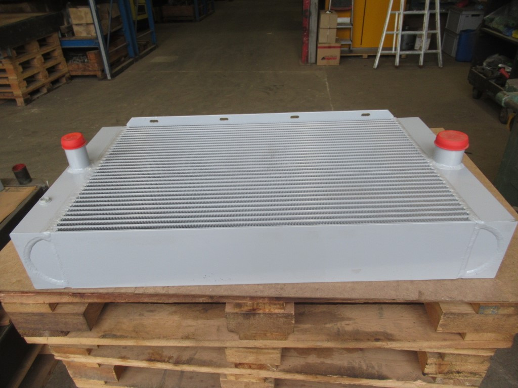 New Holland 6904526 - Radiaator - Ehitusmasinad: pilt 1 New Holland 6904526 - Radiaator - Ehitusmasinad: pilt 1