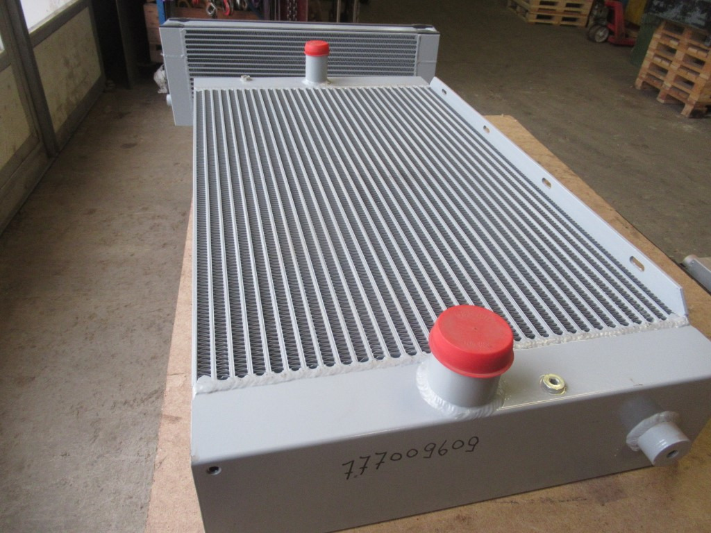 New Holland 6904526 - Radiaator - Ehitusmasinad: pilt 3 New Holland 6904526 - Radiaator - Ehitusmasinad: pilt 3