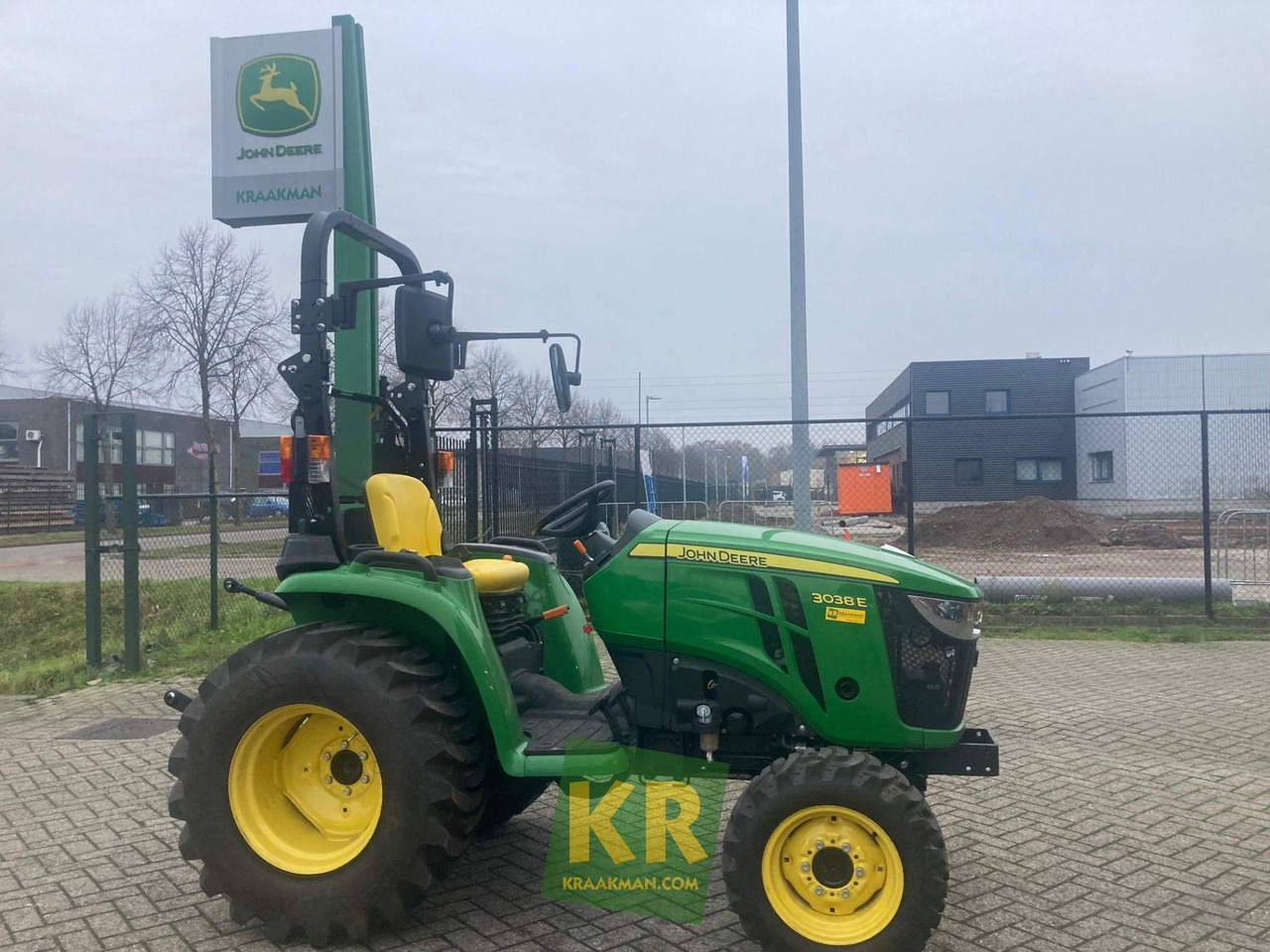 John Deere 3038E - Väiketraktor: pilt 2 John Deere 3038E - Väiketraktor: pilt 2